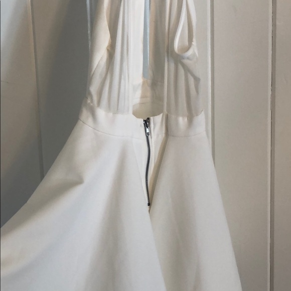 Flowy white dress with key hole - Picture 4 of 9